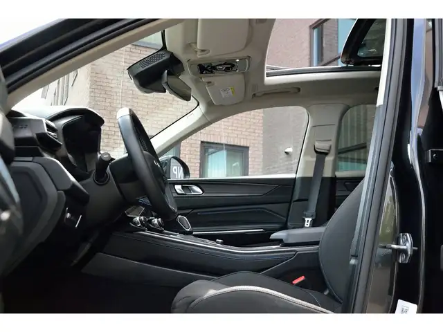 Lynk & Co 01 view 5