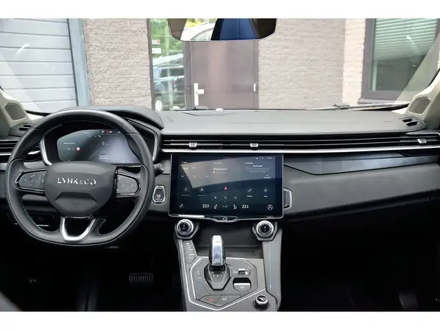 Lynk & Co 01 view 6