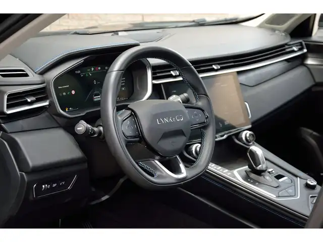 Lynk & Co 01 view 4
