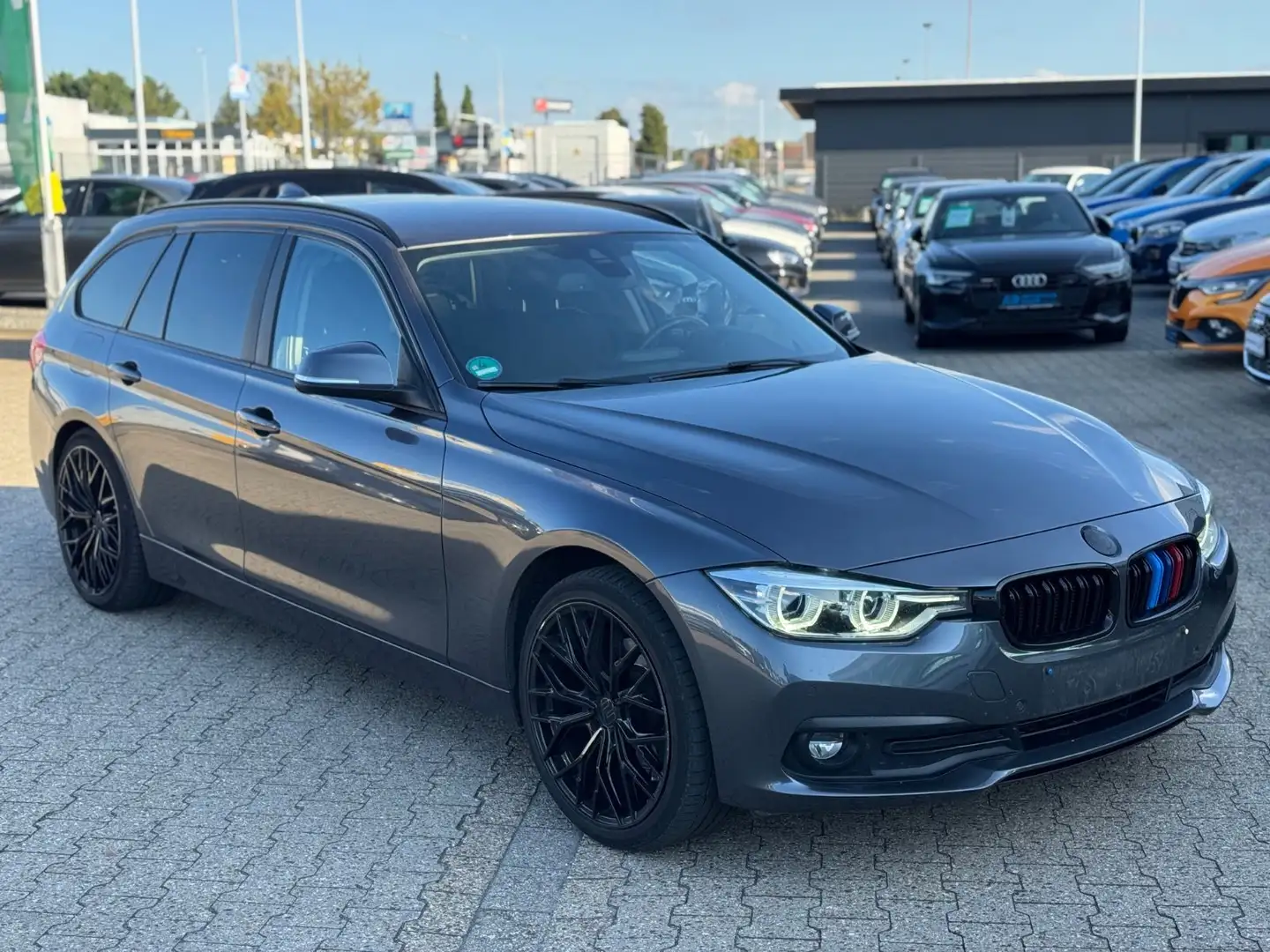 BMW 320 d Touring xDrive Advantage Autom, Navi Grijs - 2