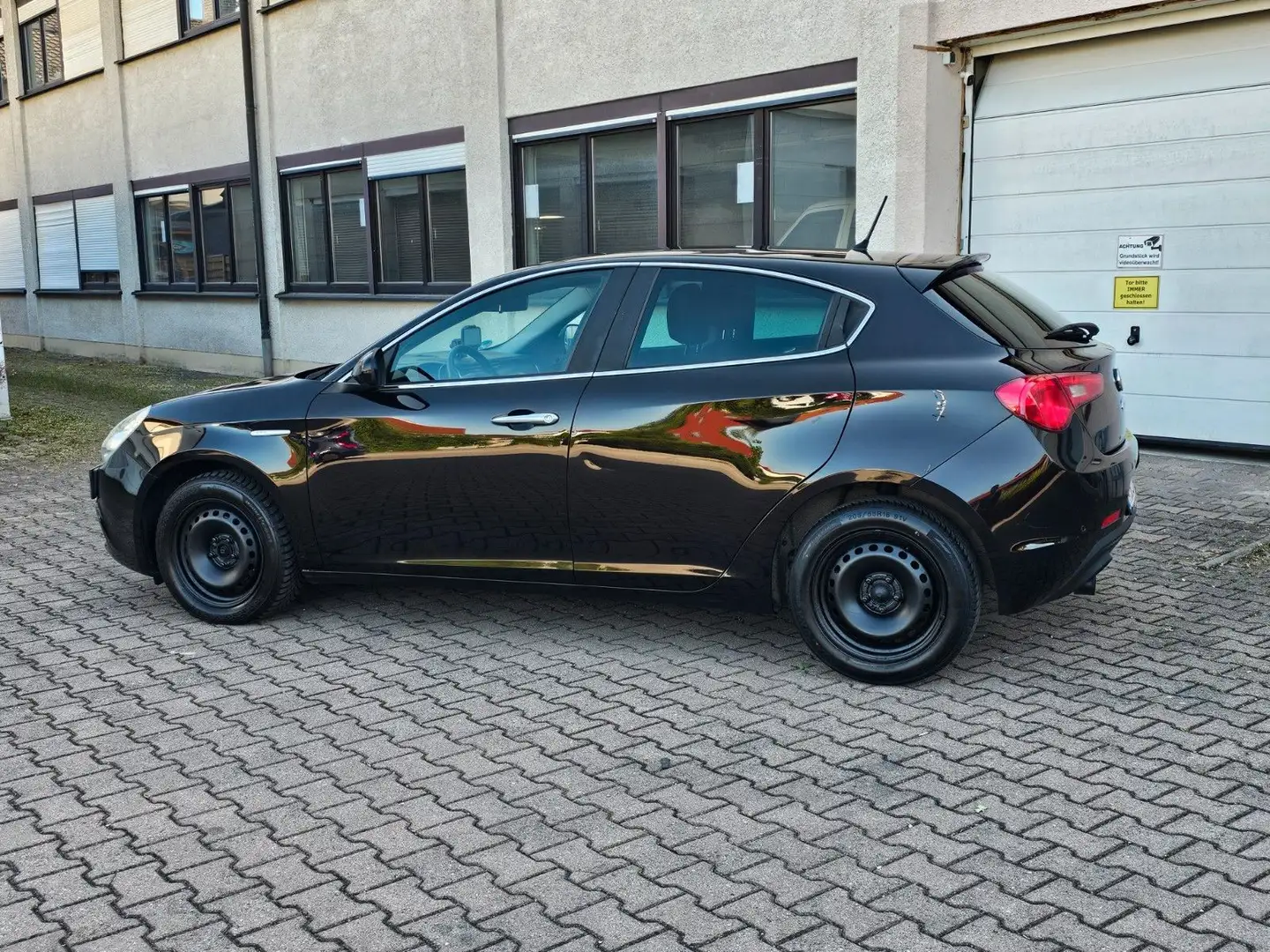Alfa Romeo Giulietta 1.4 TURBO 2.HAND TÜV UND SERVICE NEU Schwarz - 2