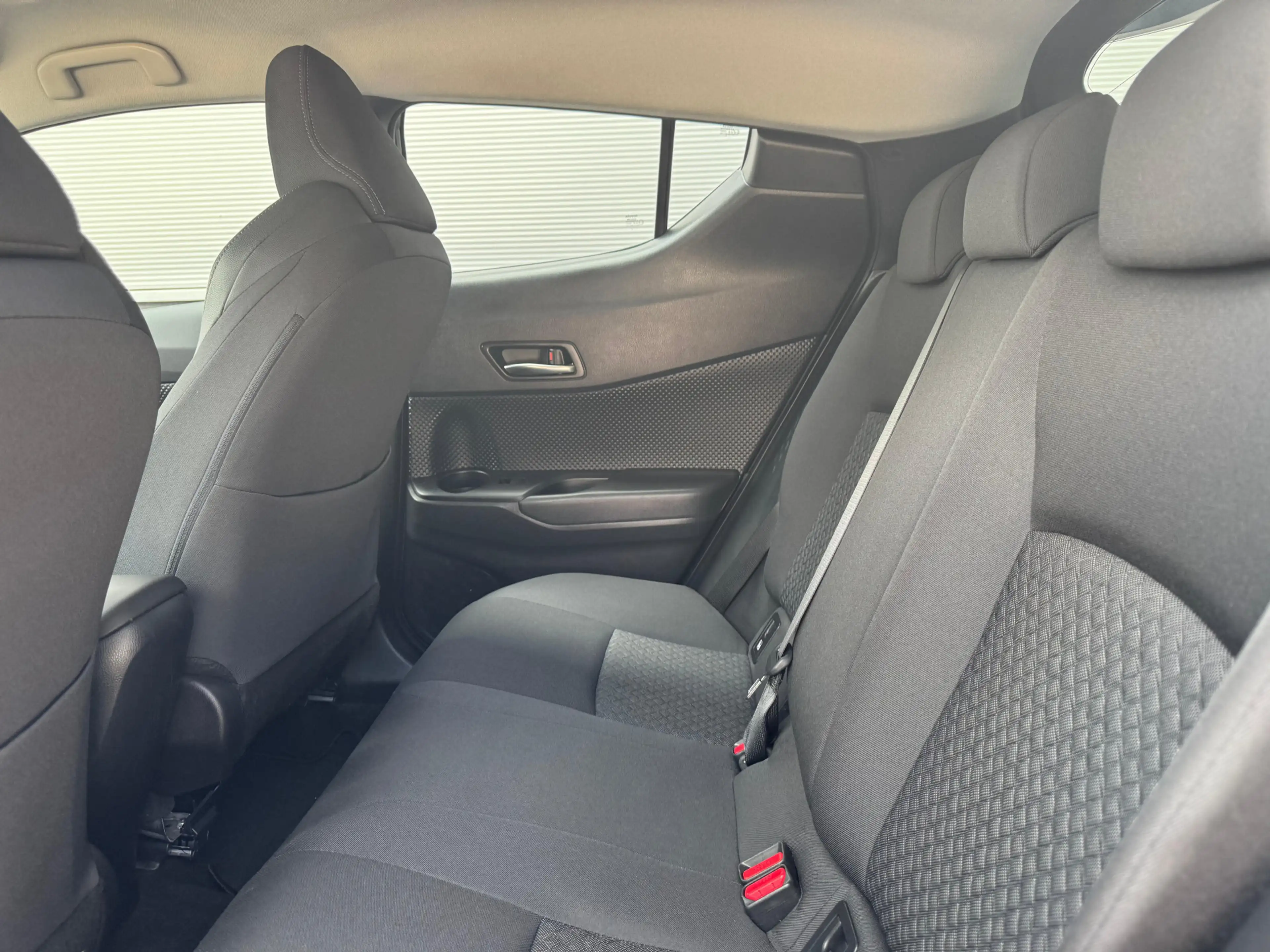 Toyota C-HR 1.8 Hybrid Dynamic — photo 6