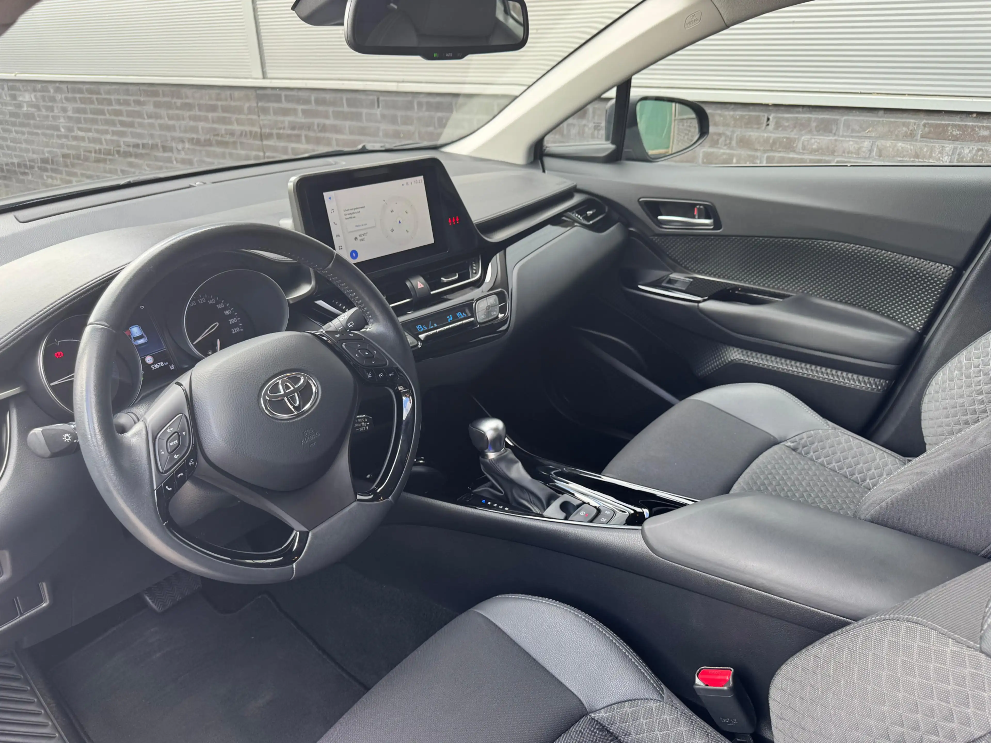 Toyota C-HR 1.8 Hybrid Dynamic — photo 4