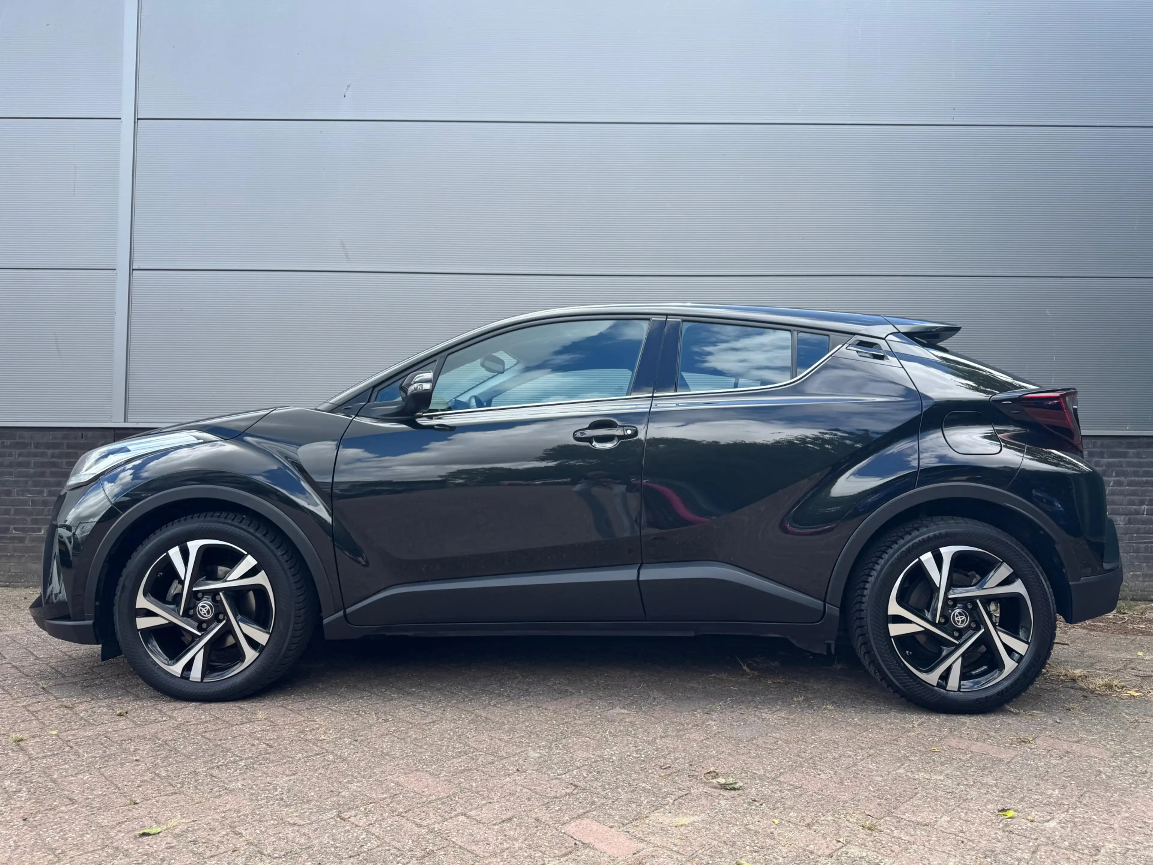 Toyota C-HR 1.8 Hybrid Dynamic — photo 2