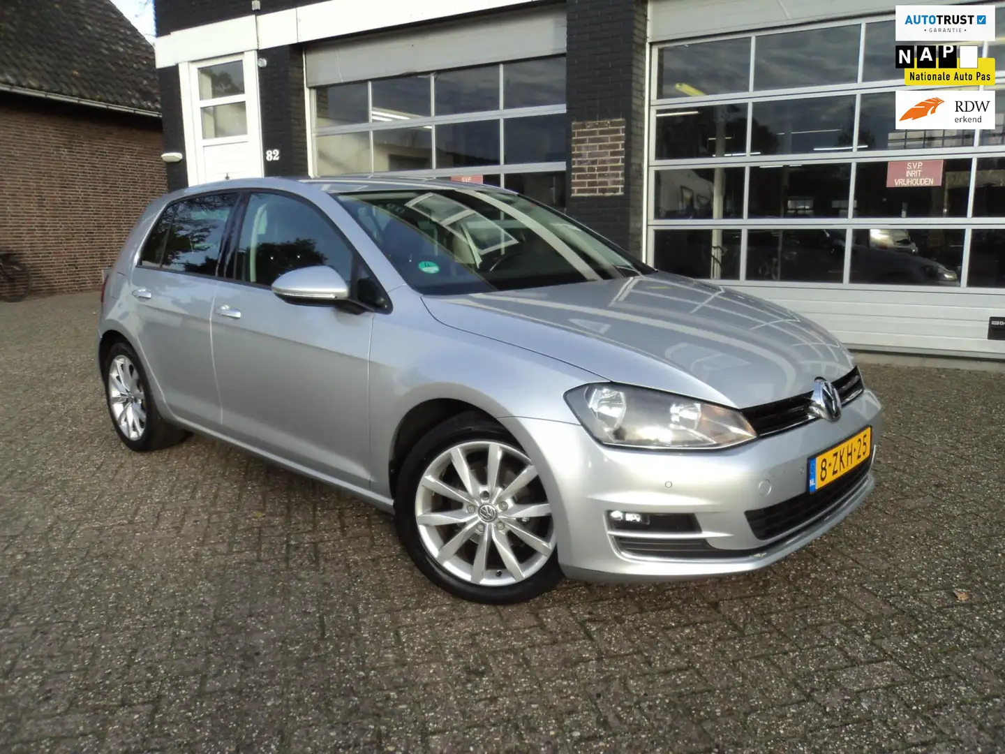 Volkswagen Golf 1.2 TSI Business Edition Navi Camera Cruise Stoelv Grijs - 1