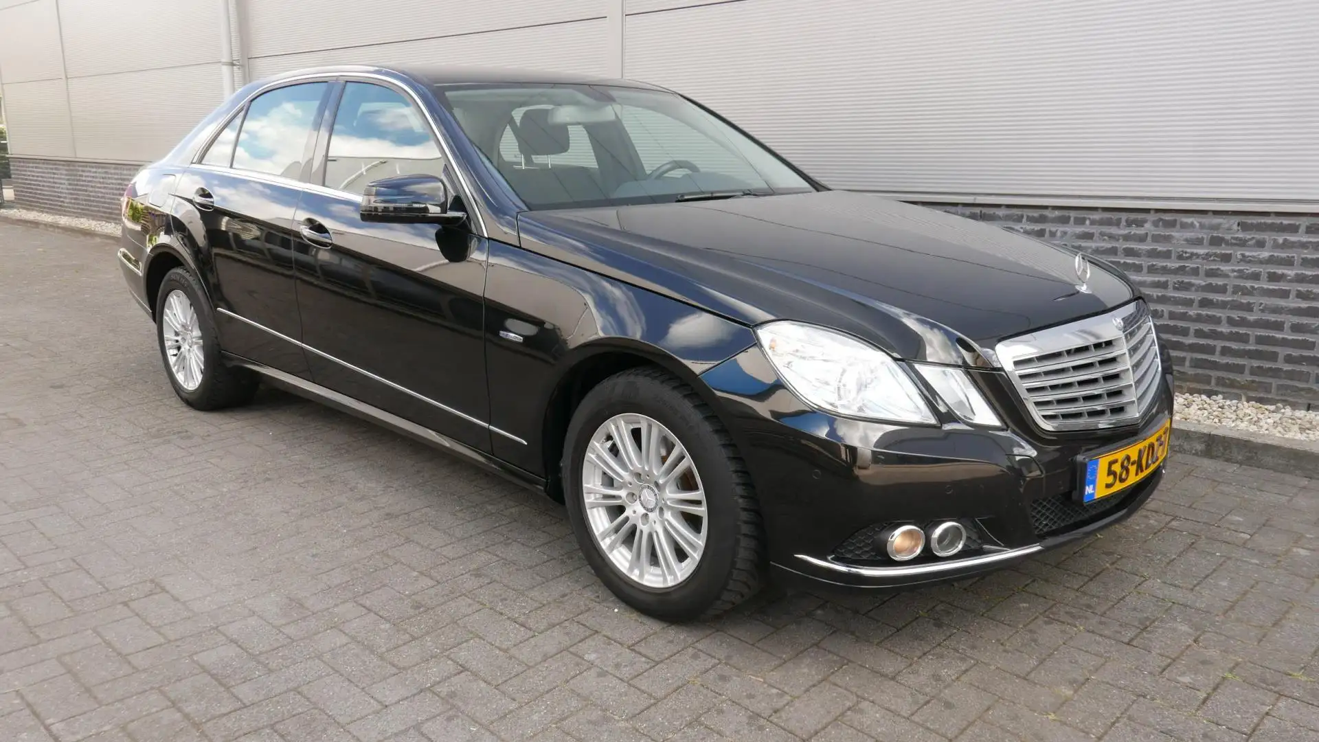 Mercedes-Benz E 200 CDI Elegance AUT,NAVI,CLIMA,138064 KM. Zwart - 1
