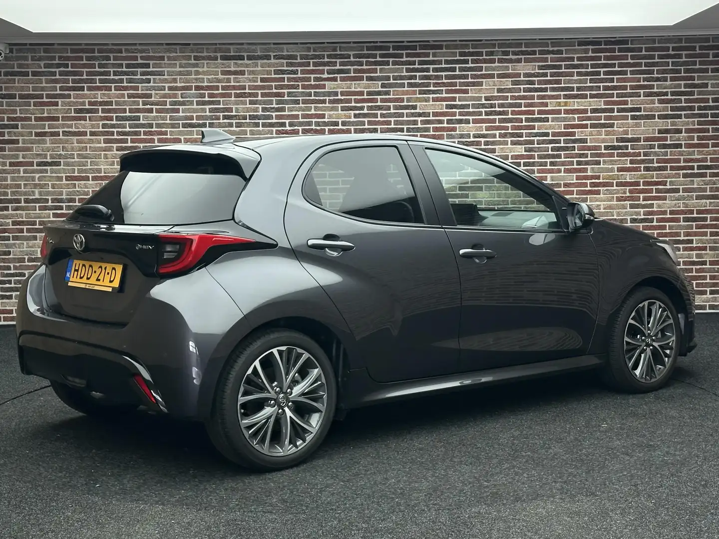 Toyota Yaris 1.5 Hybrid 130 Executive Camera StoelVrwm StuurVrw Gris - 2