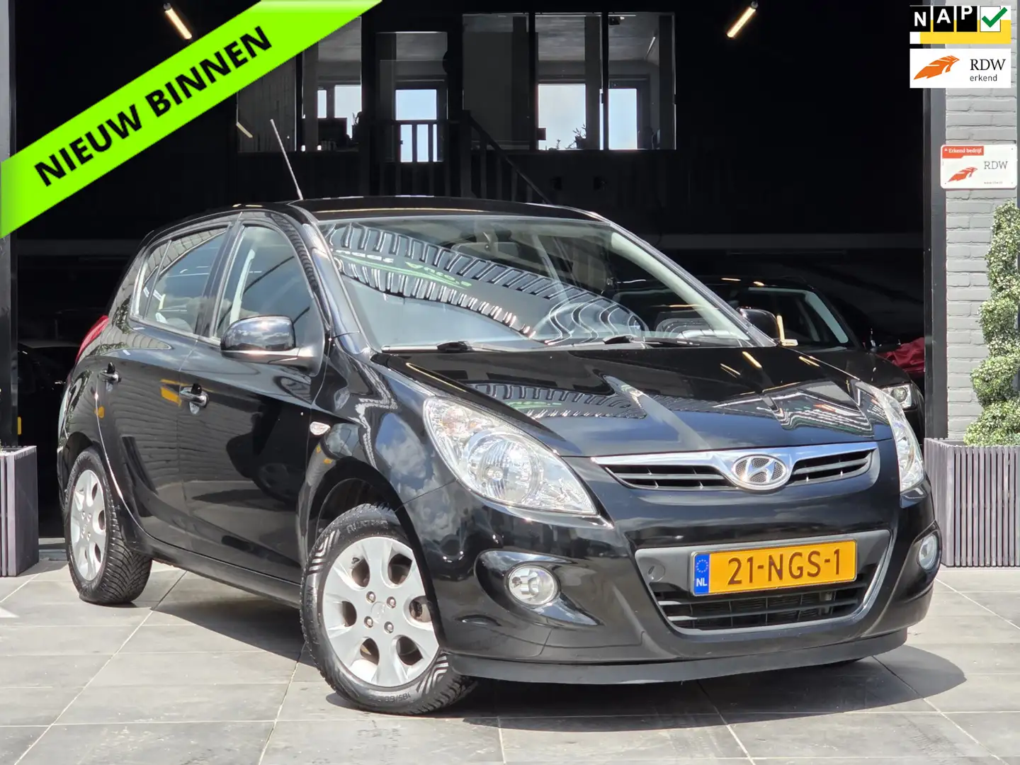 Hyundai i20 1.2i DynamicVersion|Airco|Elektrische ramen|NAP Zwart - 1