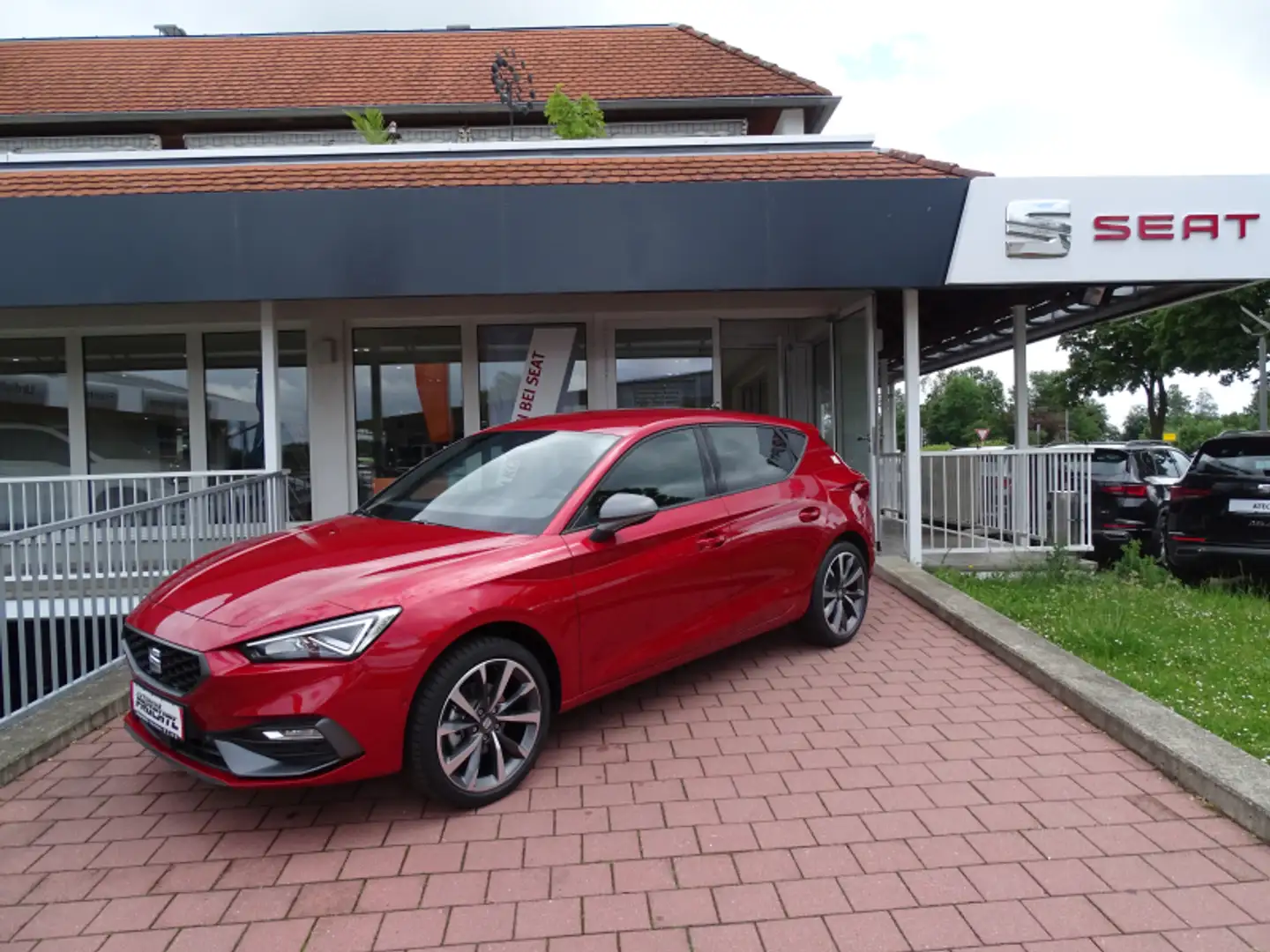 SEAT Leon Leon 1.5 eTSI ACT FR DSG 150PS Navi ACC Parklenk. Rot - 1