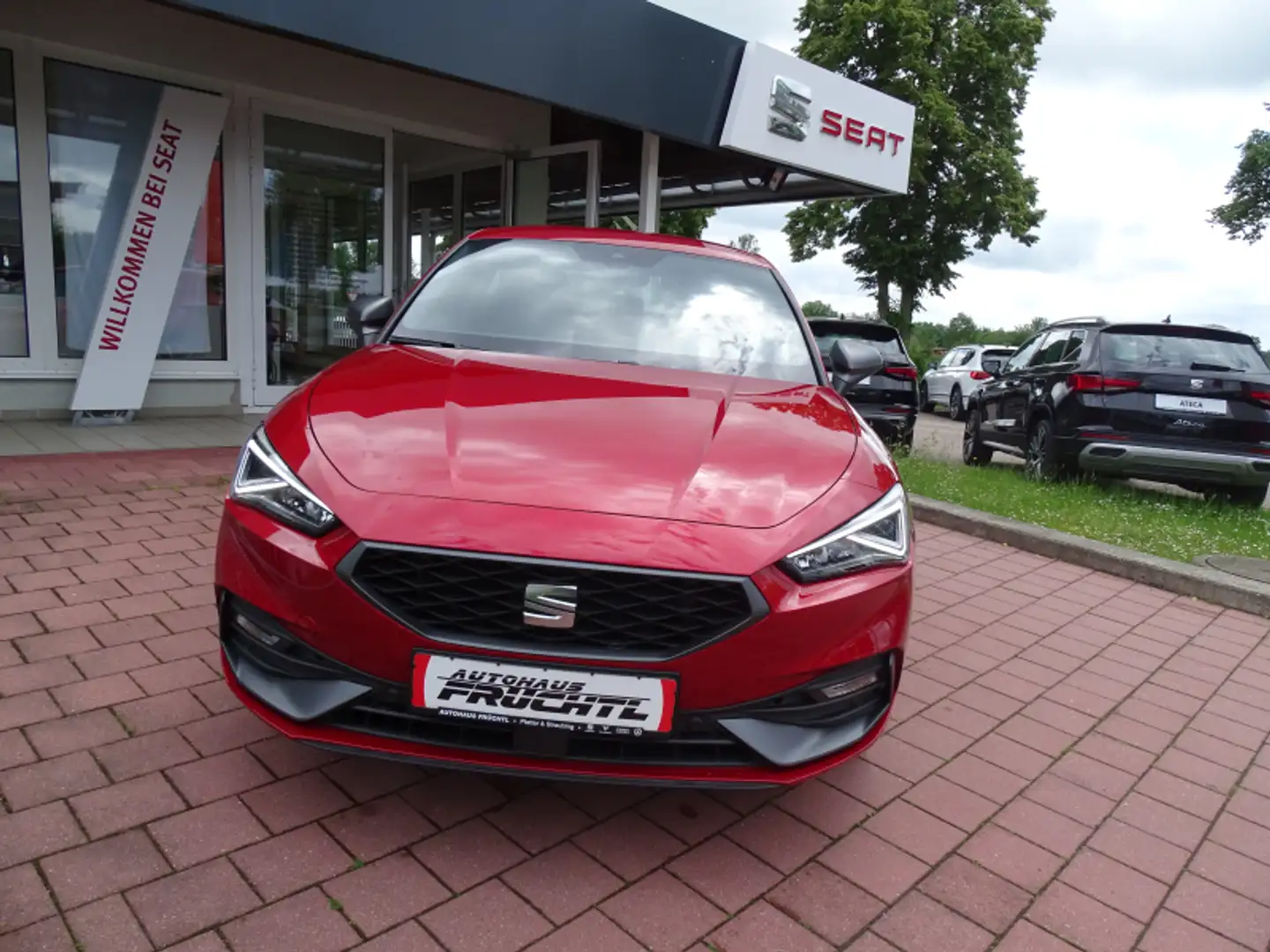 SEAT Leon Leon 1.5 eTSI ACT FR DSG 150PS Navi ACC Parklenk. Rot - 2