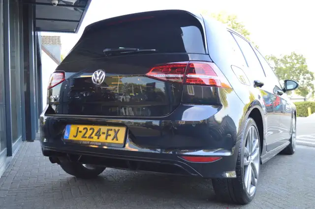 Volkswagen Golf view 5