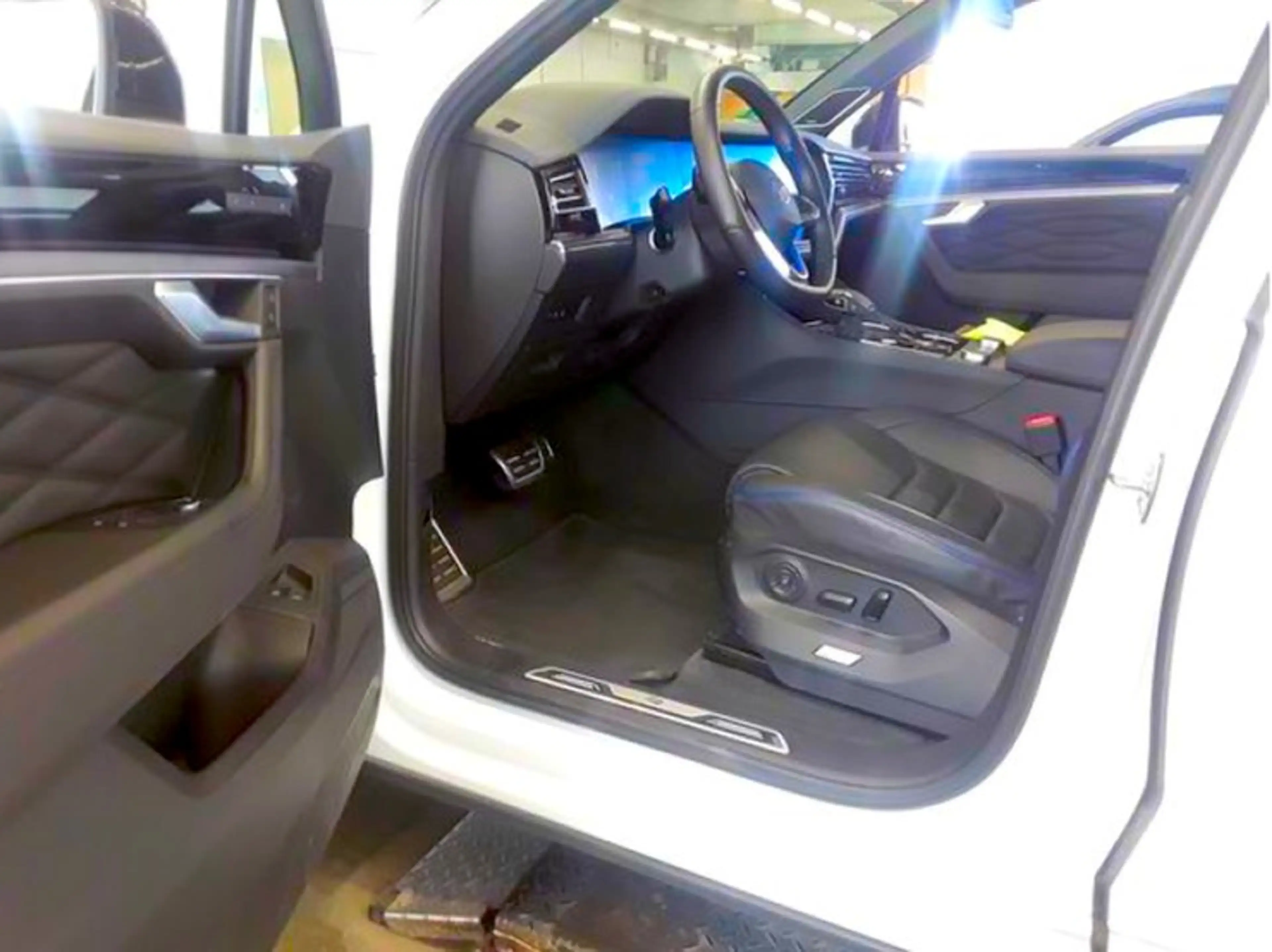 Volkswagen Touareg 3.0 TSI eHybrid 4Motion R UPE121 LM21 AHK MASSA... — photo 3
