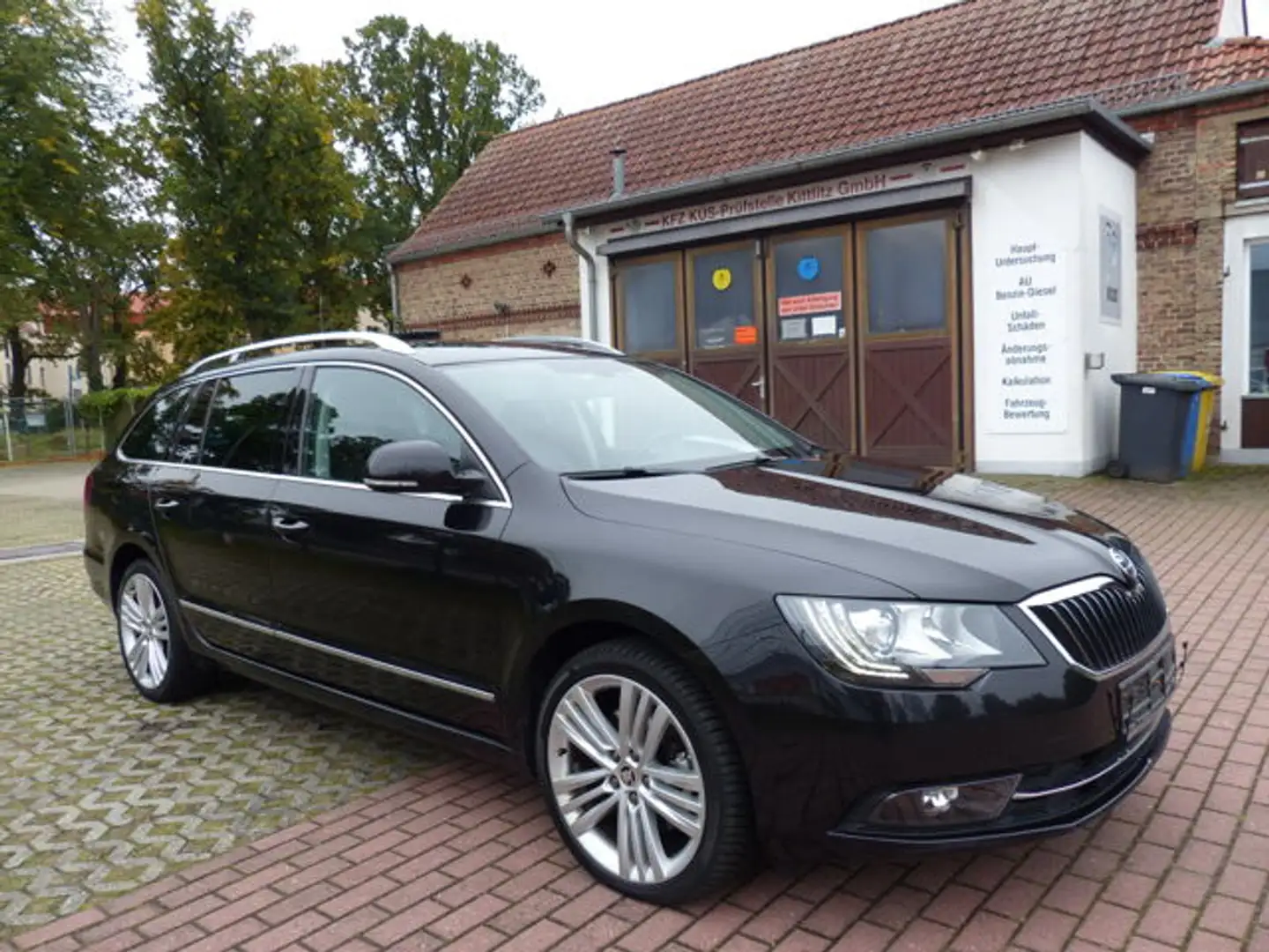 Skoda Superb 2.0 TDI Autom. Leder,Tempom., Sitzh. Schwarz - 2