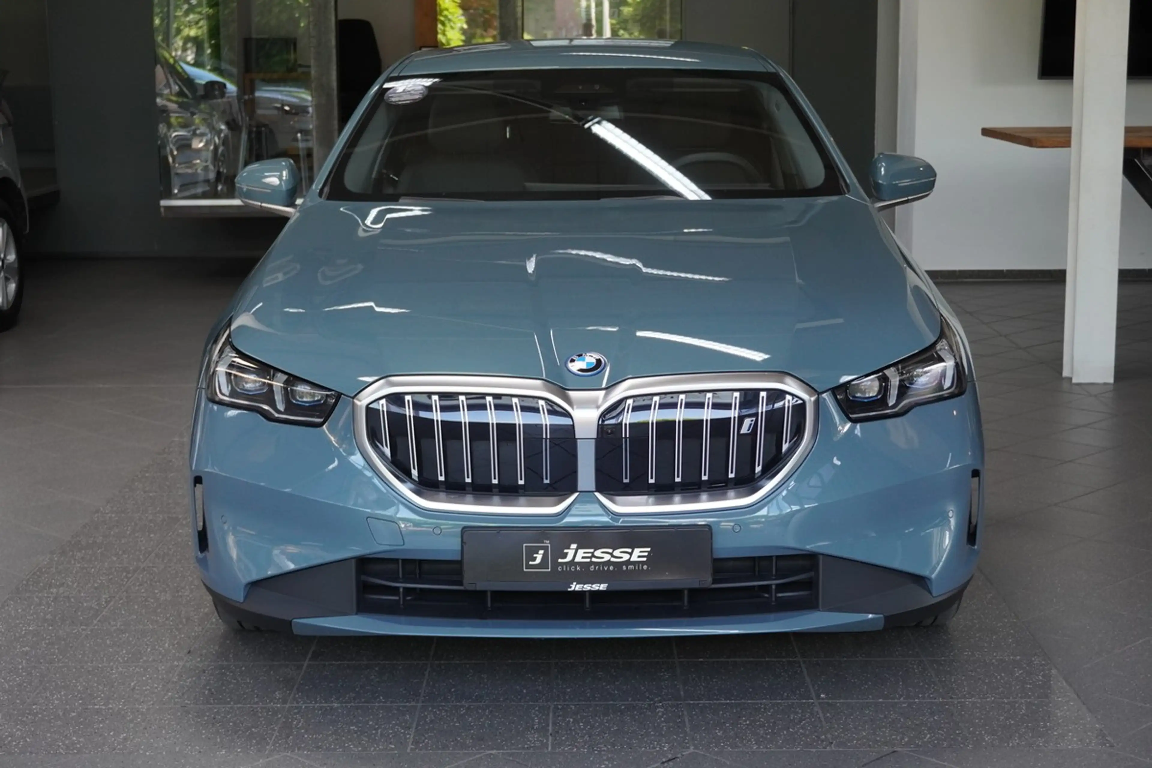 BMW i5 eDrive40 Limo. HUD Driving-Assistant Prof. 360 — photo 2