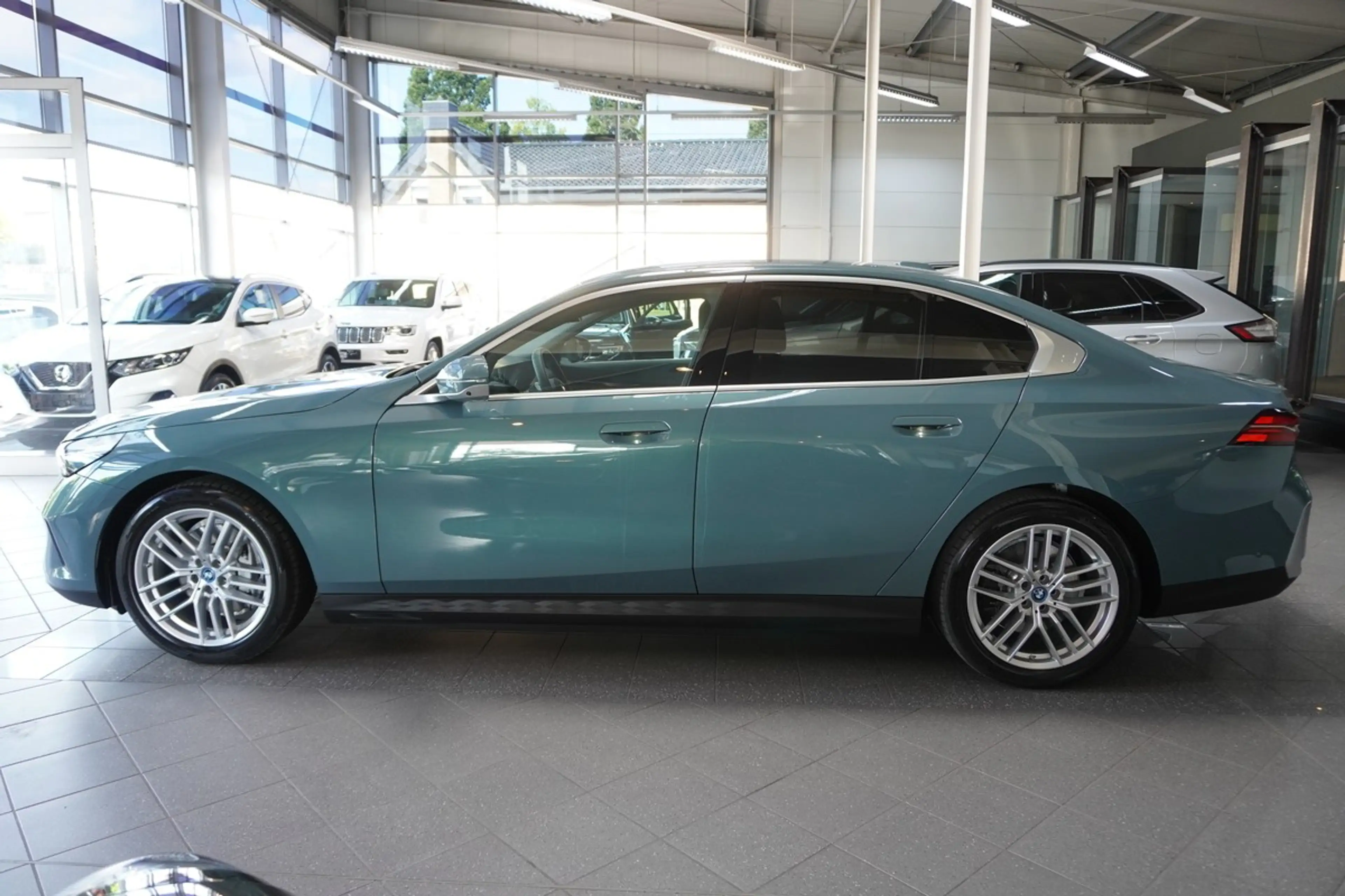 BMW i5 eDrive40 Limo. HUD Driving-Assistant Prof. 360 — photo 11