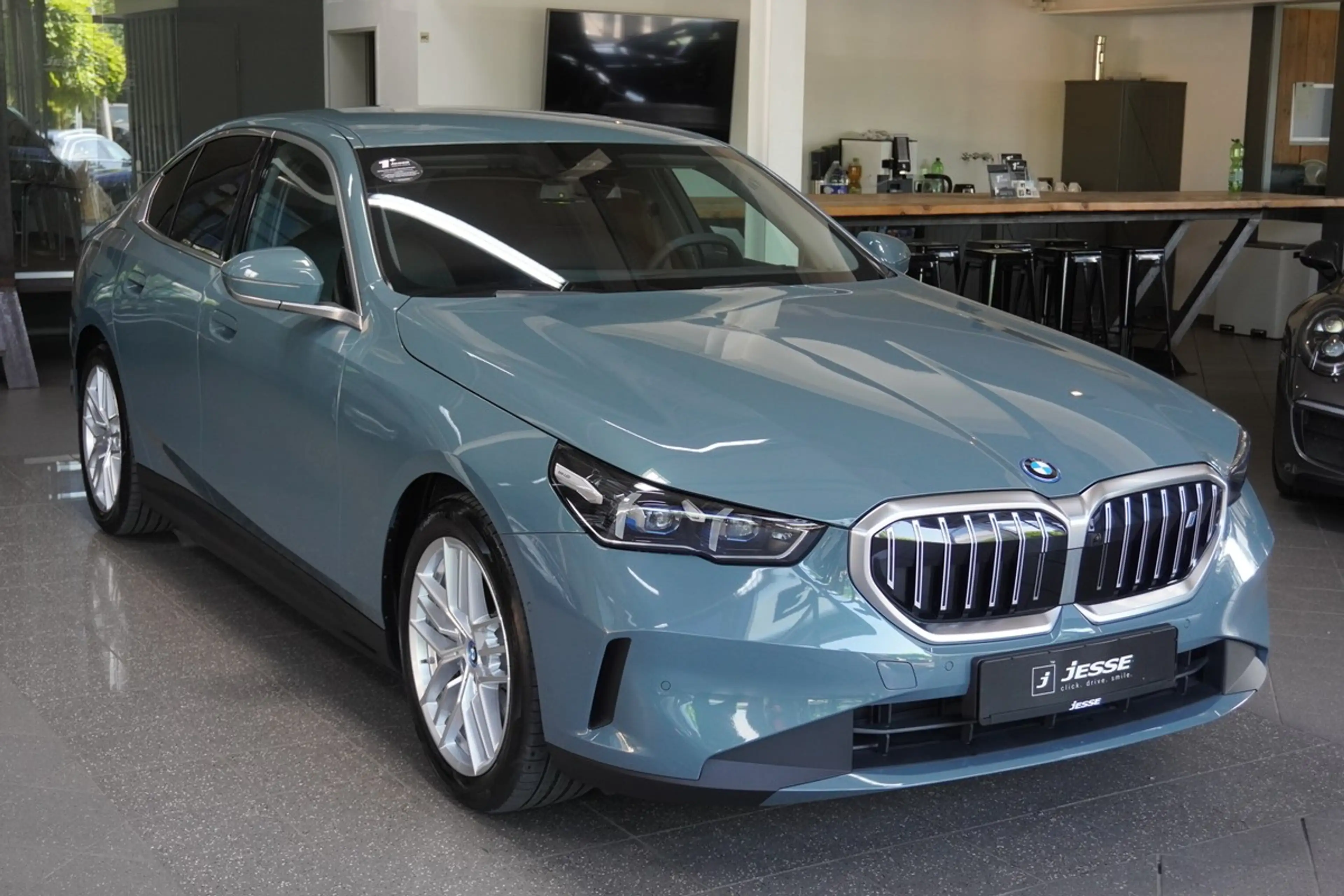 BMW i5 eDrive40 Limo. HUD Driving-Assistant Prof. 360 — photo 3