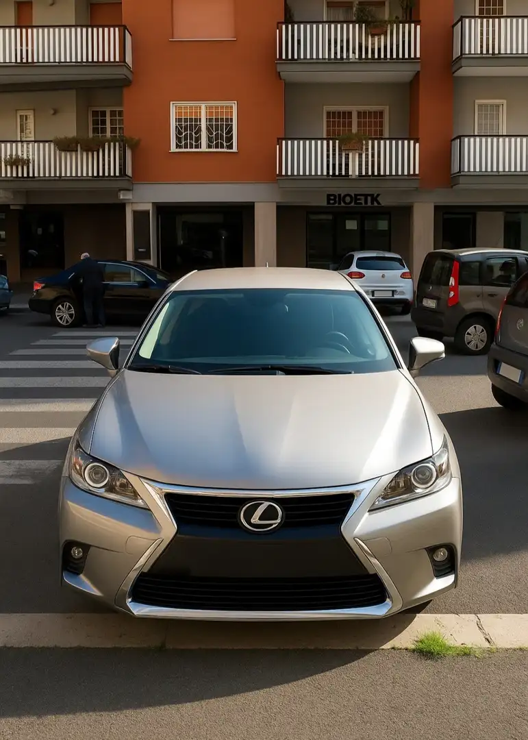 Lexus Black Street hybrid - 1
