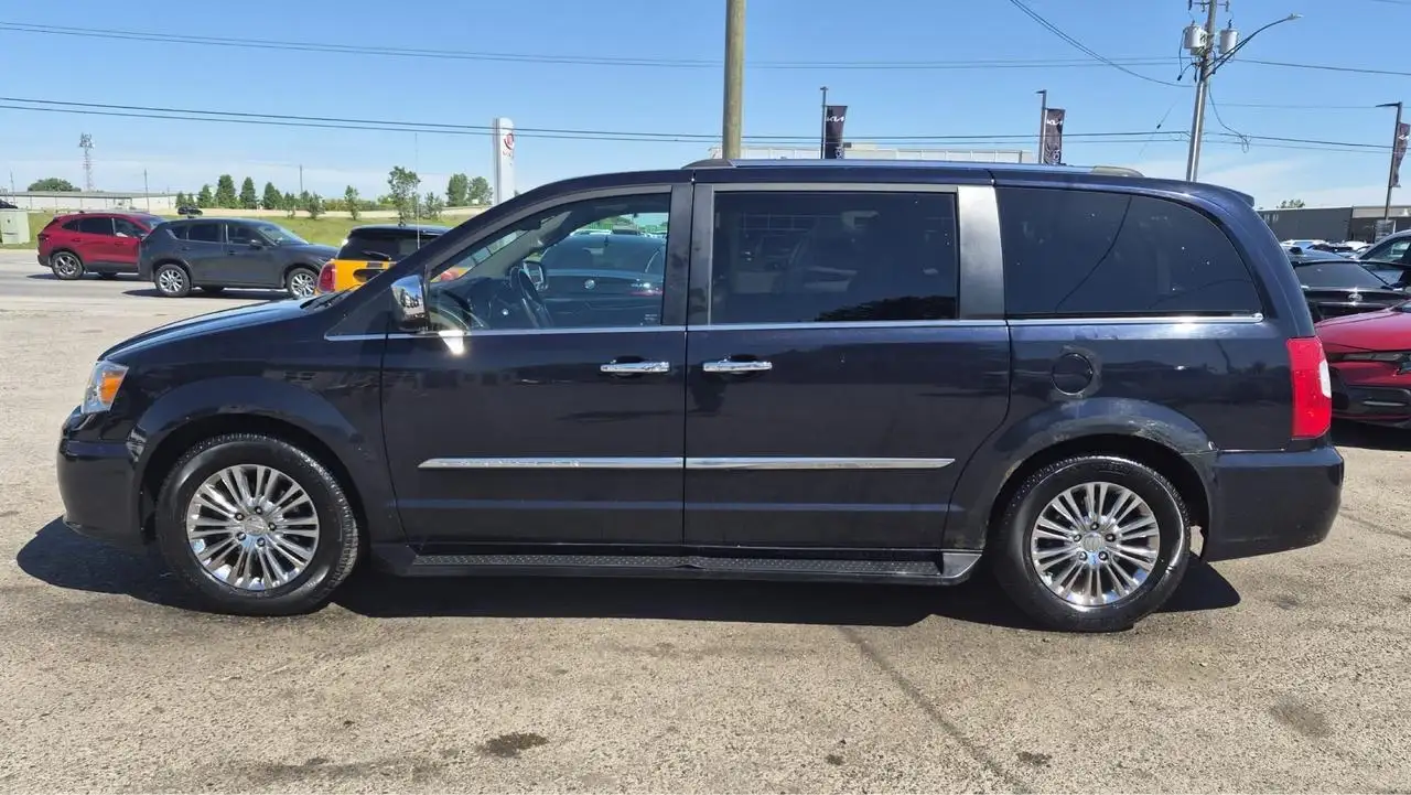 Chrysler Town & Country снимка Chrysler Town & Country