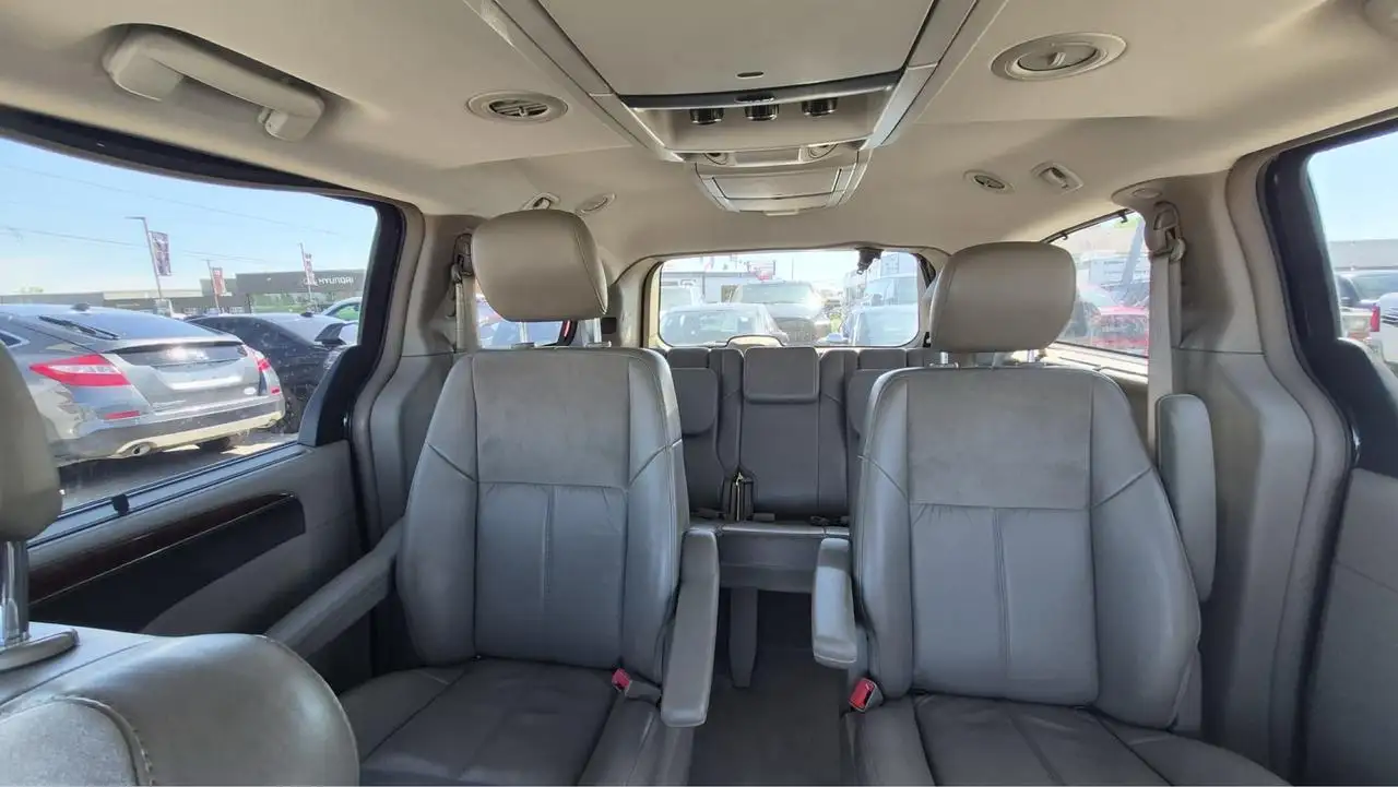 Chrysler Town & Country снимка Chrysler Town & Country