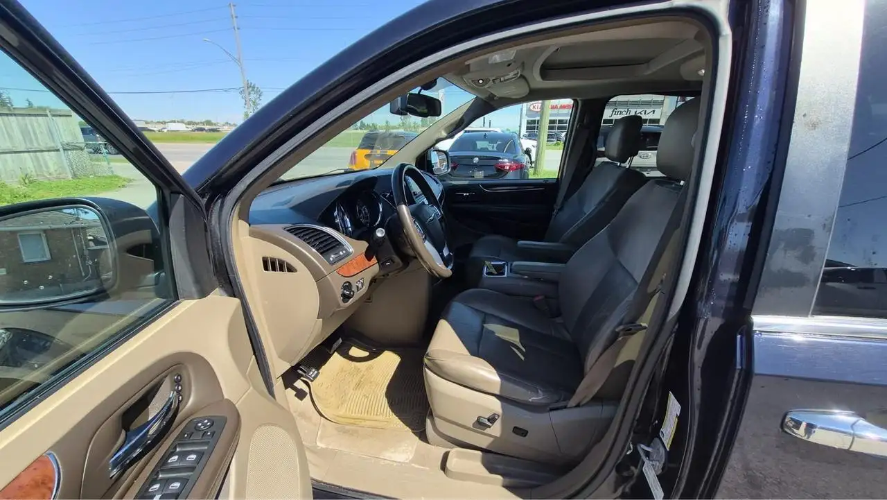 Chrysler Town & Country снимка Chrysler Town & Country
