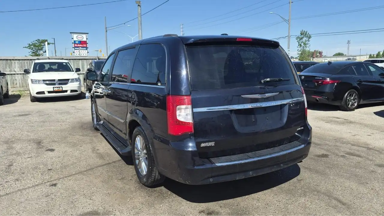 Chrysler Town & Country снимка Chrysler Town & Country