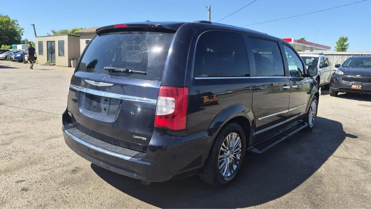 Chrysler Town & Country снимка Chrysler Town & Country