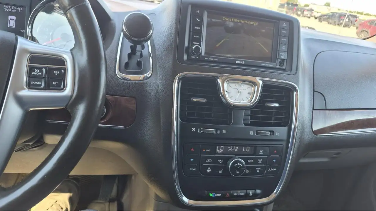 Chrysler Town & Country снимка Chrysler Town & Country