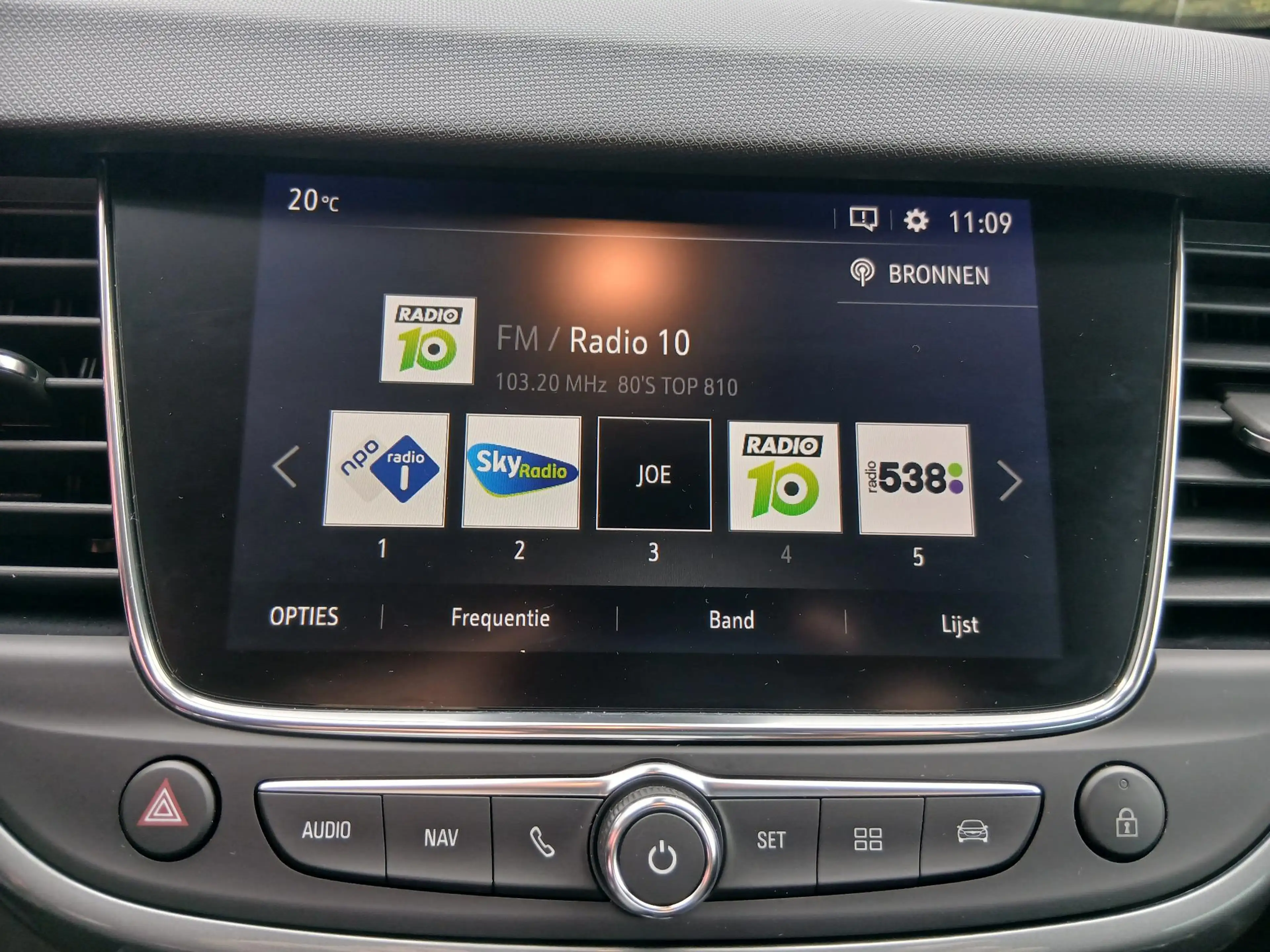 Opel Crossland 1.2 Turbo Elegance — photo 28