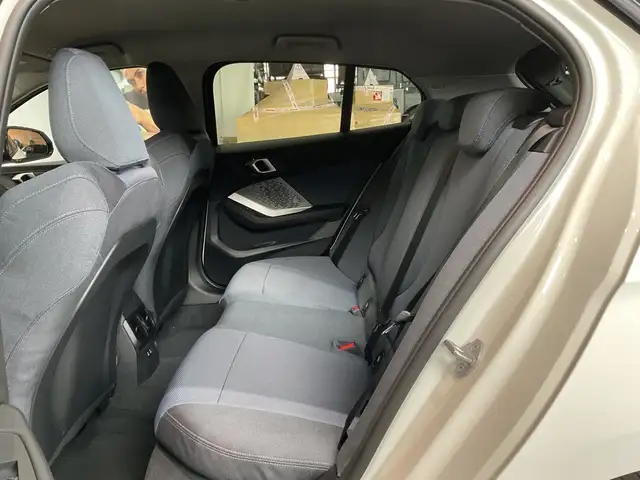BMW 1 Series view 9