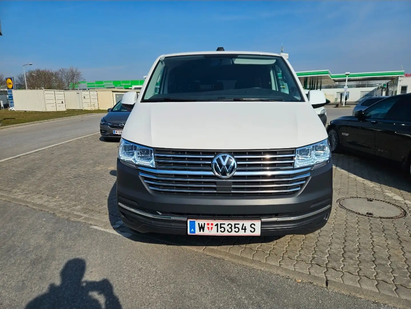 Volkswagen T6.1 Transporter T6 .1 L2 2.0TDI 9Sitze  Multivan Kleinbus Kleinbus Weiß - 1