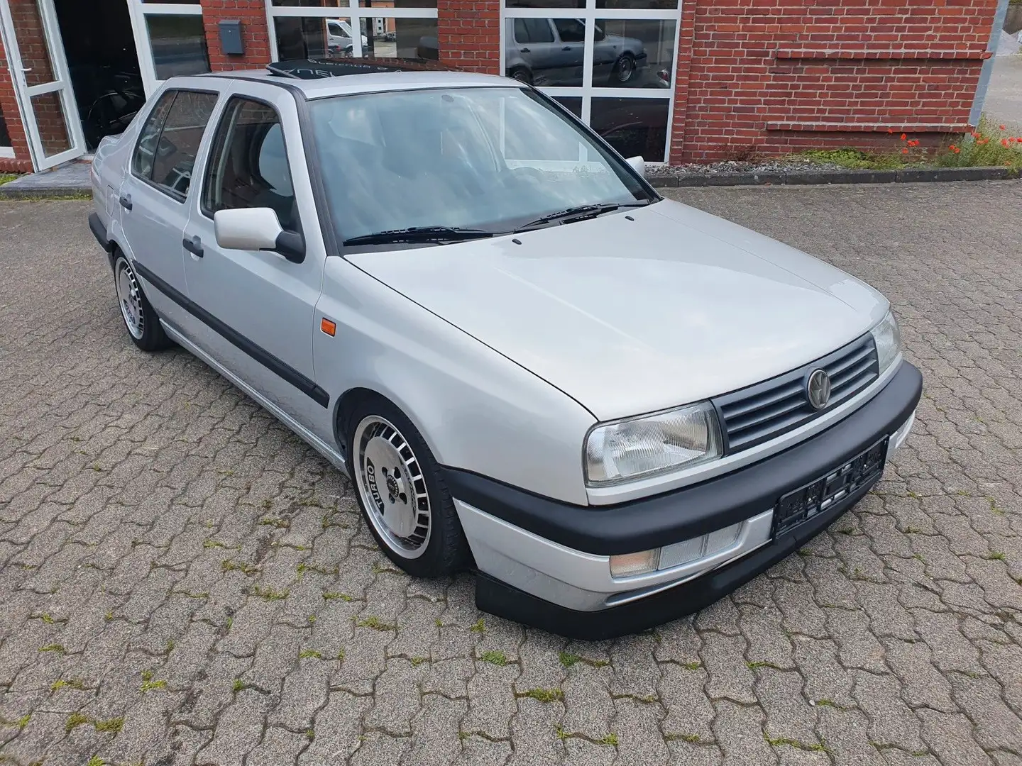 Volkswagen Vento 1.8 CL,Schibedach,Ronal Turbo,Automatik srebrna - 2
