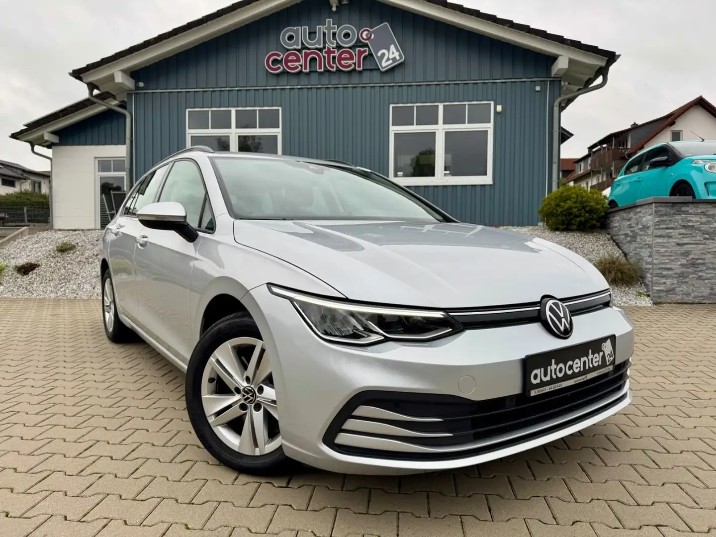 Volkswagen Golf Variant 2.0 TDI Life°AHK°1.Hand°Navi°LED° Silber - 1