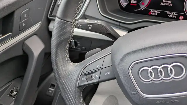 Audi Q5 view 8
