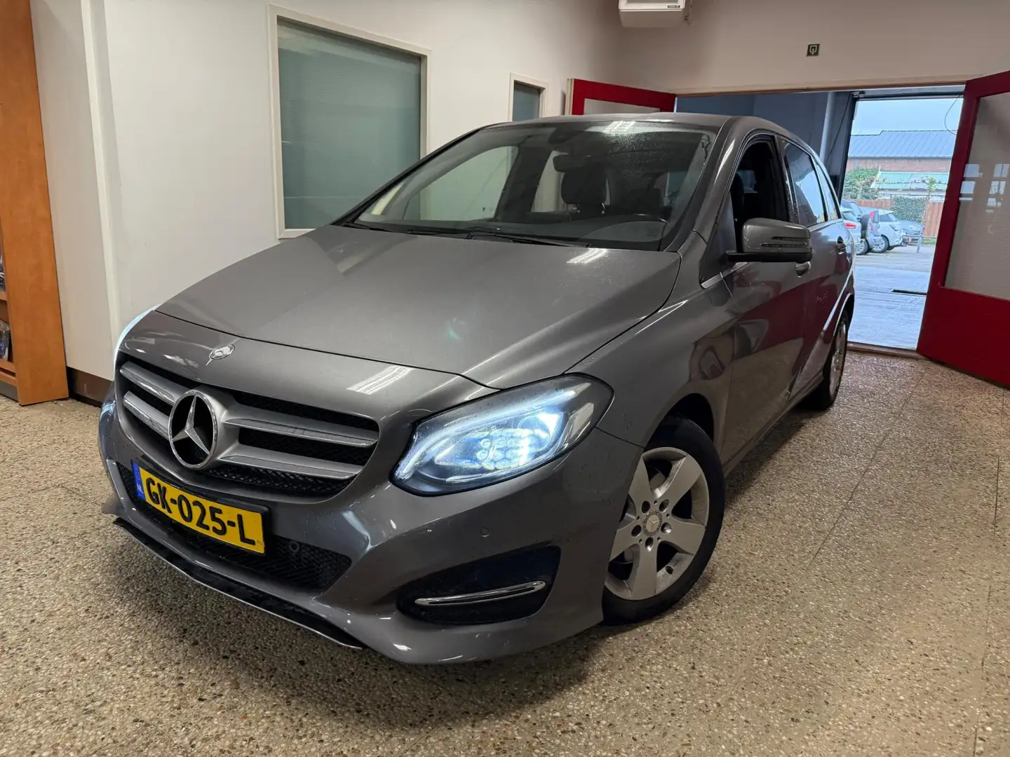 Mercedes-Benz B 180 Ambition Automaat | Navi| 1e eigenaar | NL auto Grijs - 1