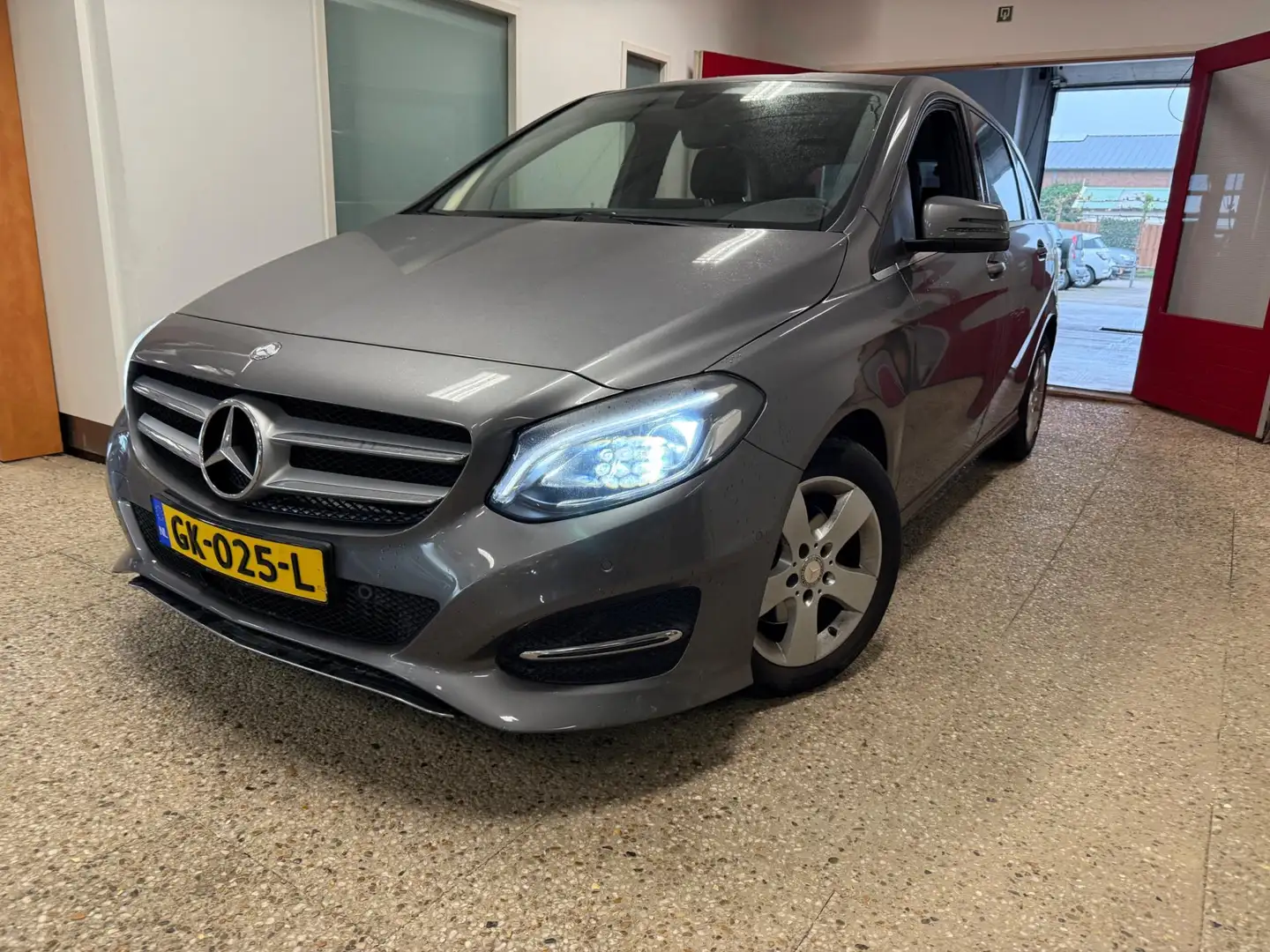 Mercedes-Benz B 180 Ambition Automaat | Navi| 1e eigenaar | NL auto Grijs - 2