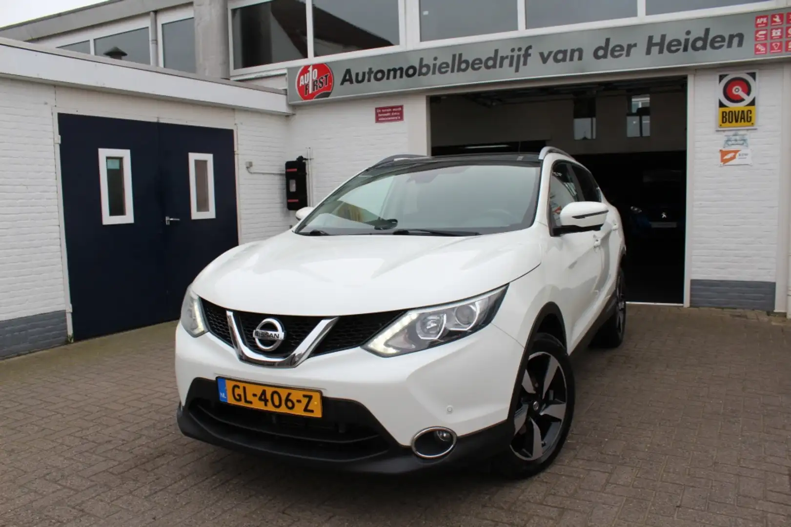 Nissan Qashqai 1.2 Connect Edition Automaat Wit - 1