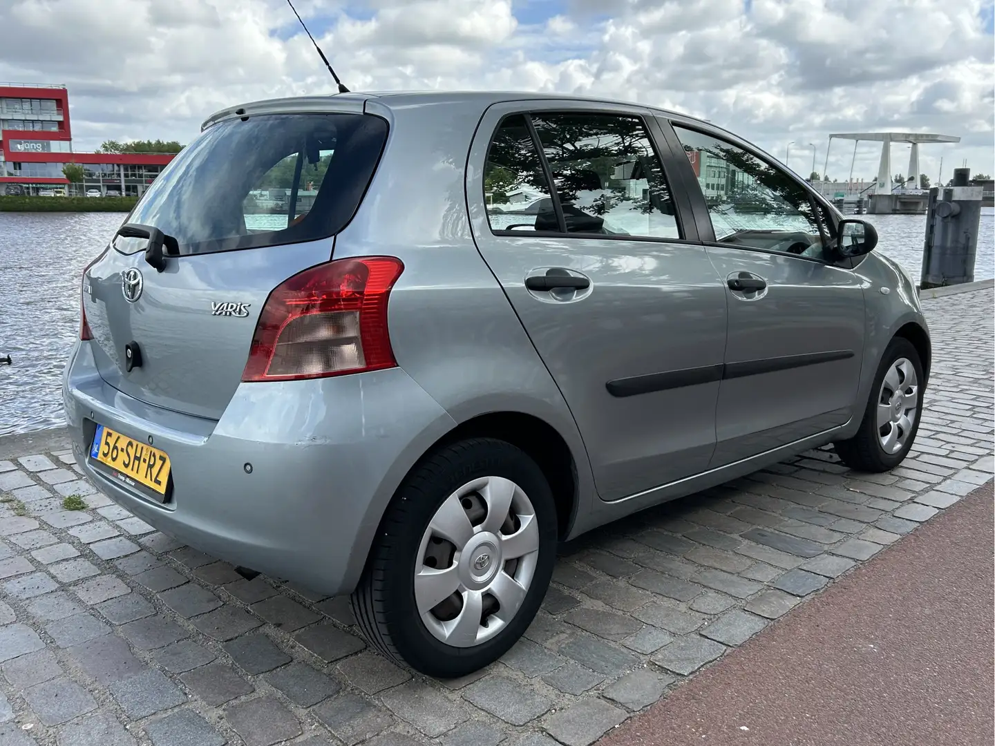 Toyota Yaris 1.3 VVTi Terra 5-deurs Airco APK Keurige auto! Grijs - 2