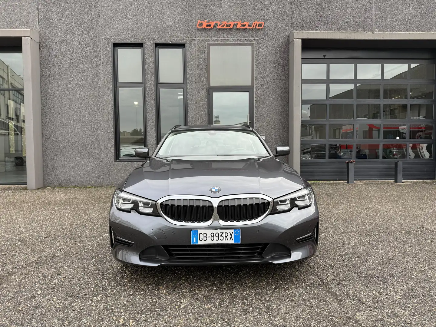 BMW 318 318d Touring Business Advantage auto Grigio - 2