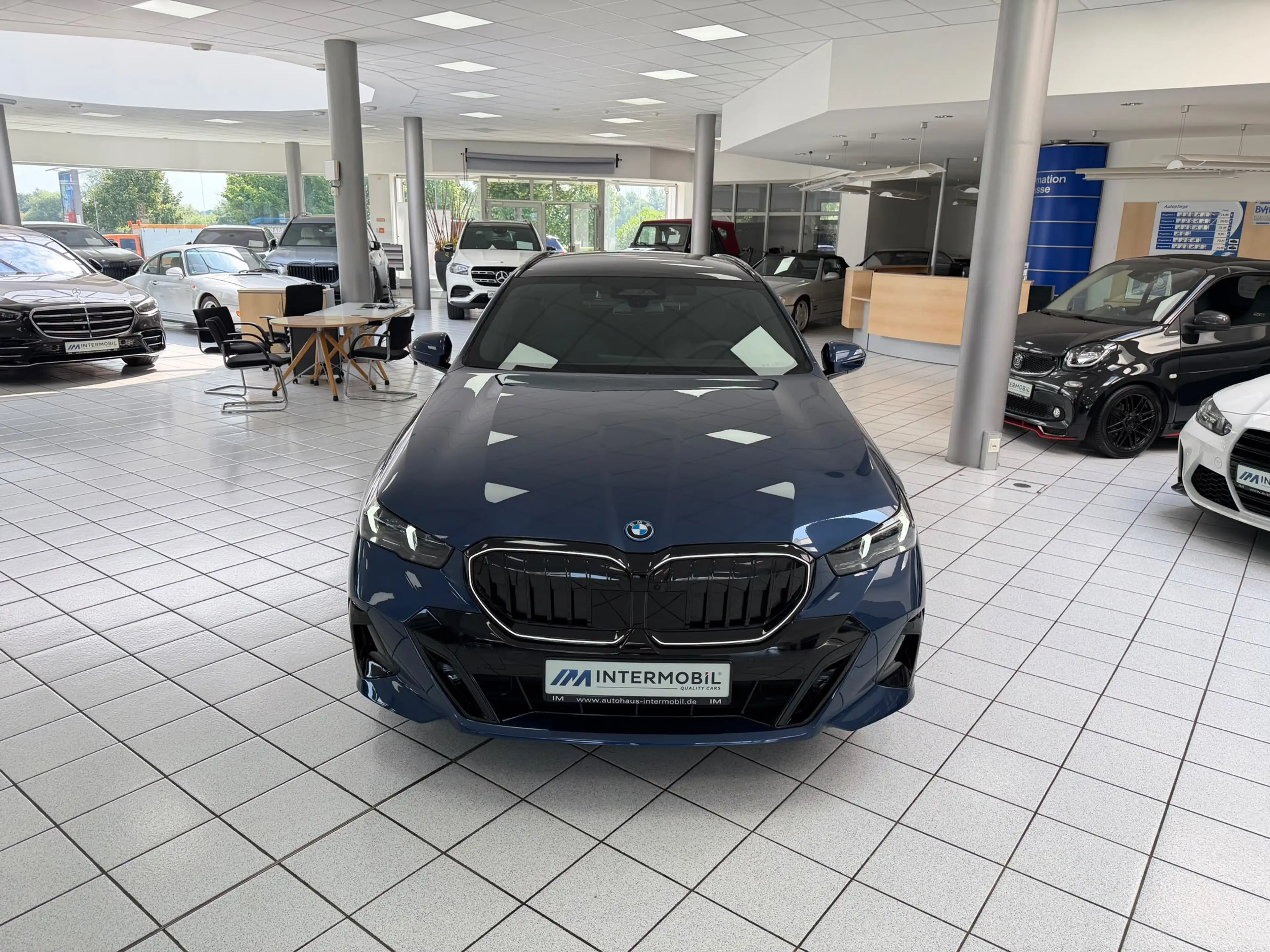 BMW 550 e xDrive M-Sport Pro PANO*ICONIC*B&W*AHK*360 — photo 2