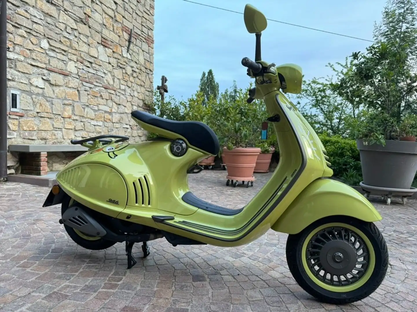 Vespa 946 Bunny - 1