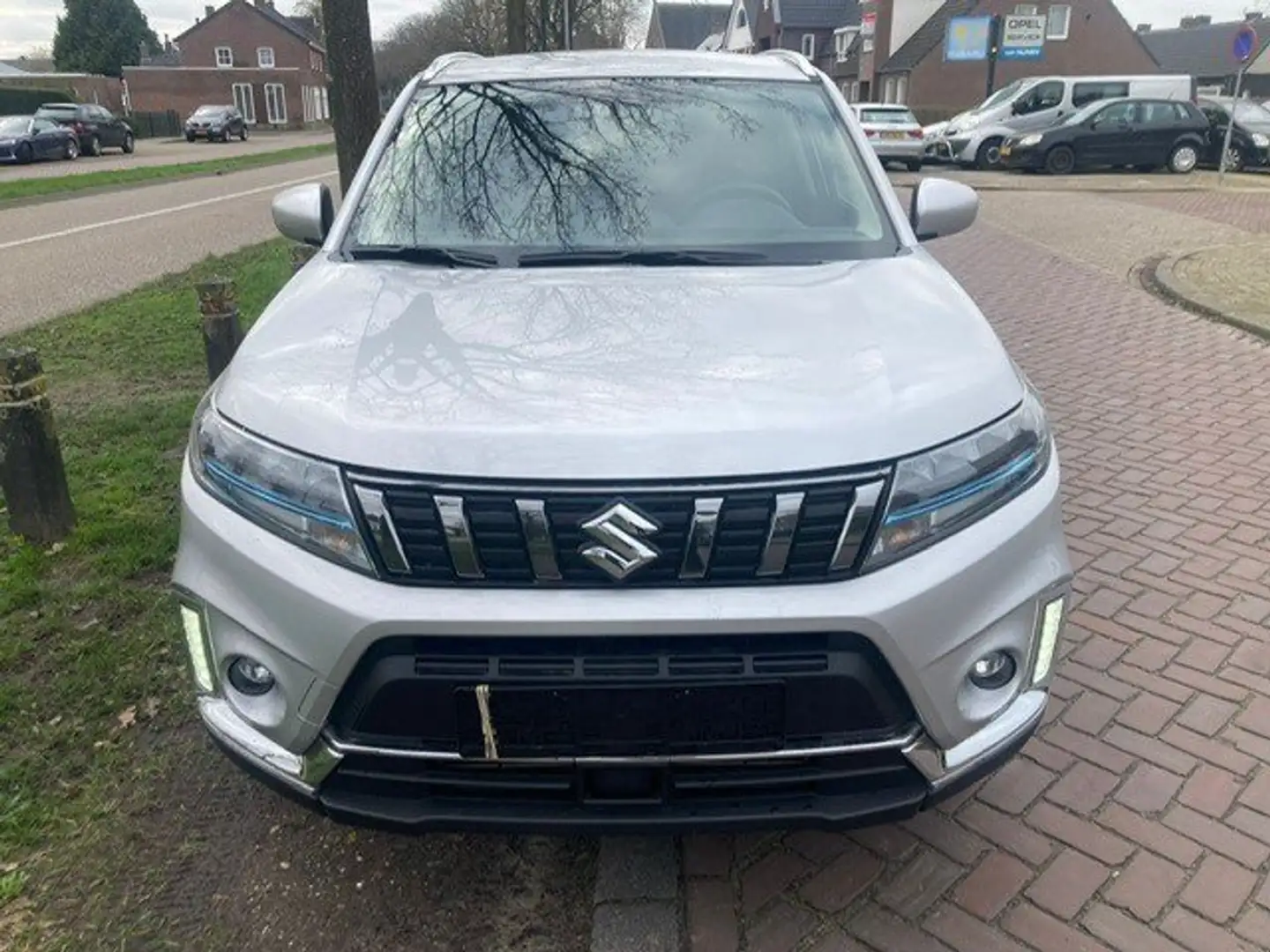 Suzuki Vitara 1.4 Hybride Edition Plus 129PK Stříbrná - 2