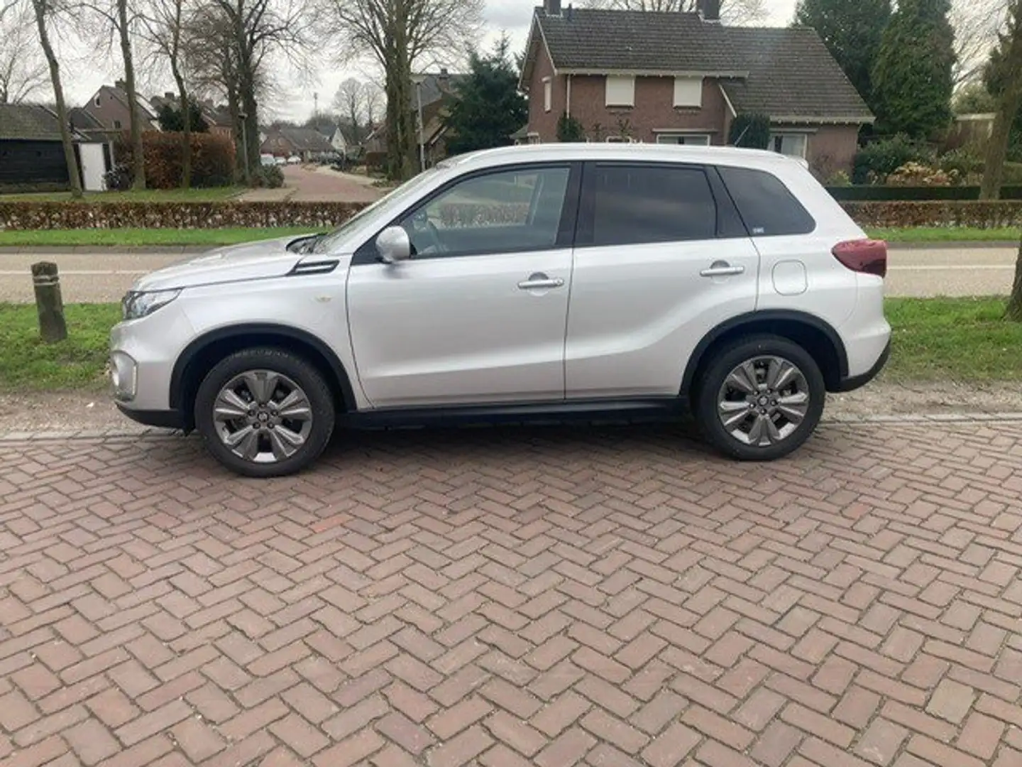 Suzuki Vitara 1.4 Hybride Edition Plus 129PK Ezüst - 1