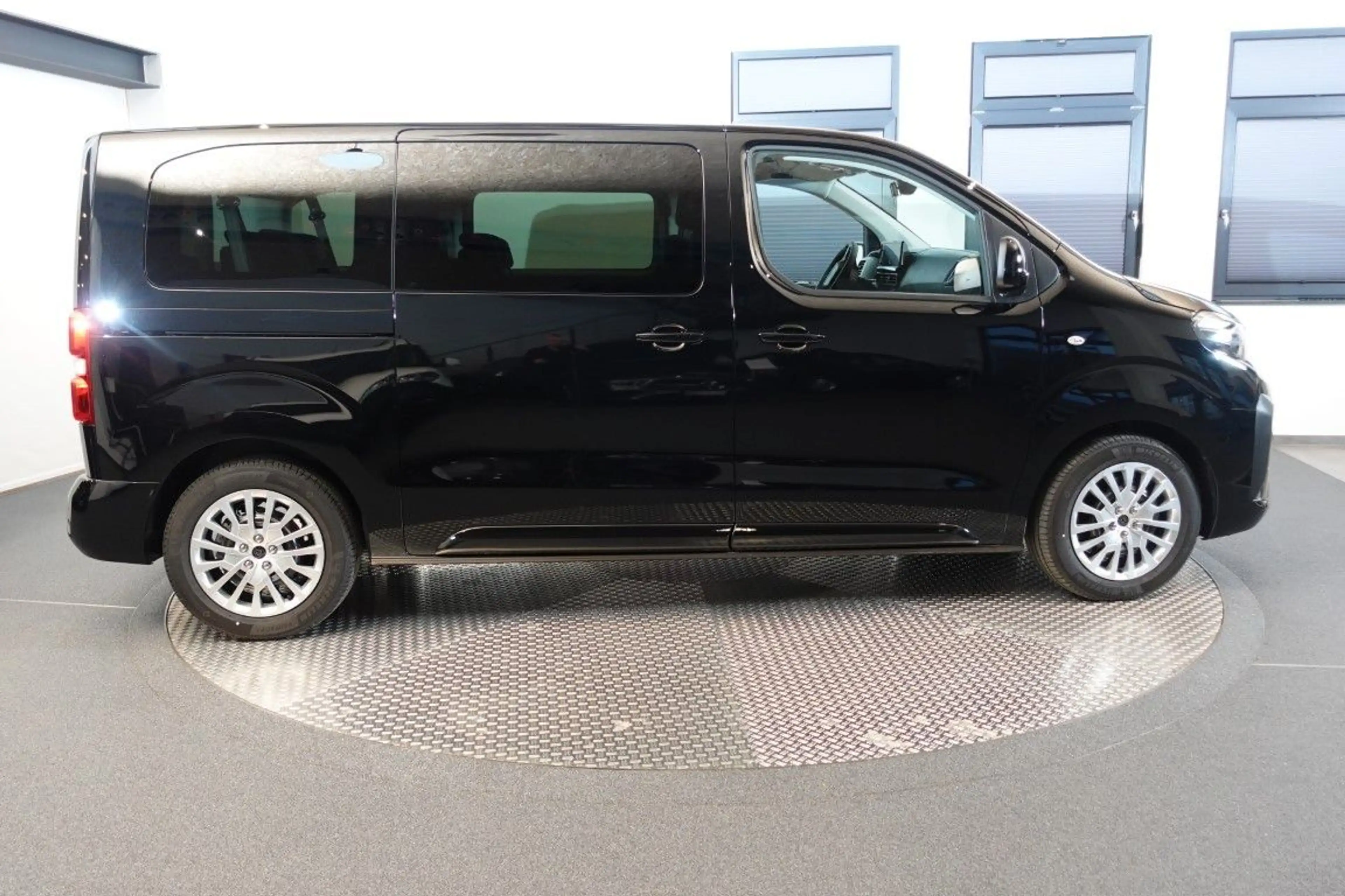 Peugeot Traveller Diesel 180 EAT8 Active L2*AHK — photo 11