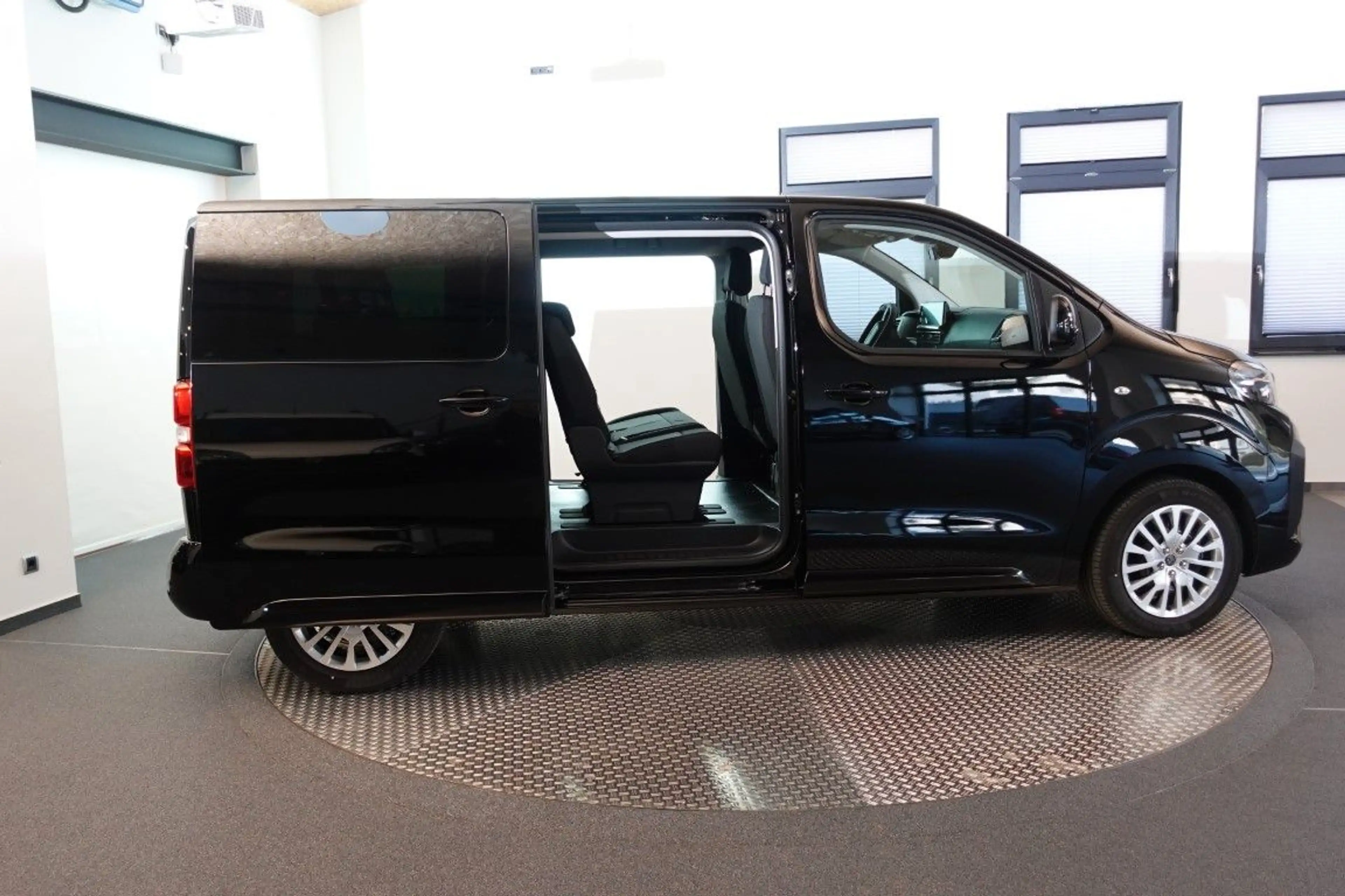 Peugeot Traveller Diesel 180 EAT8 Active L2*AHK — photo 2