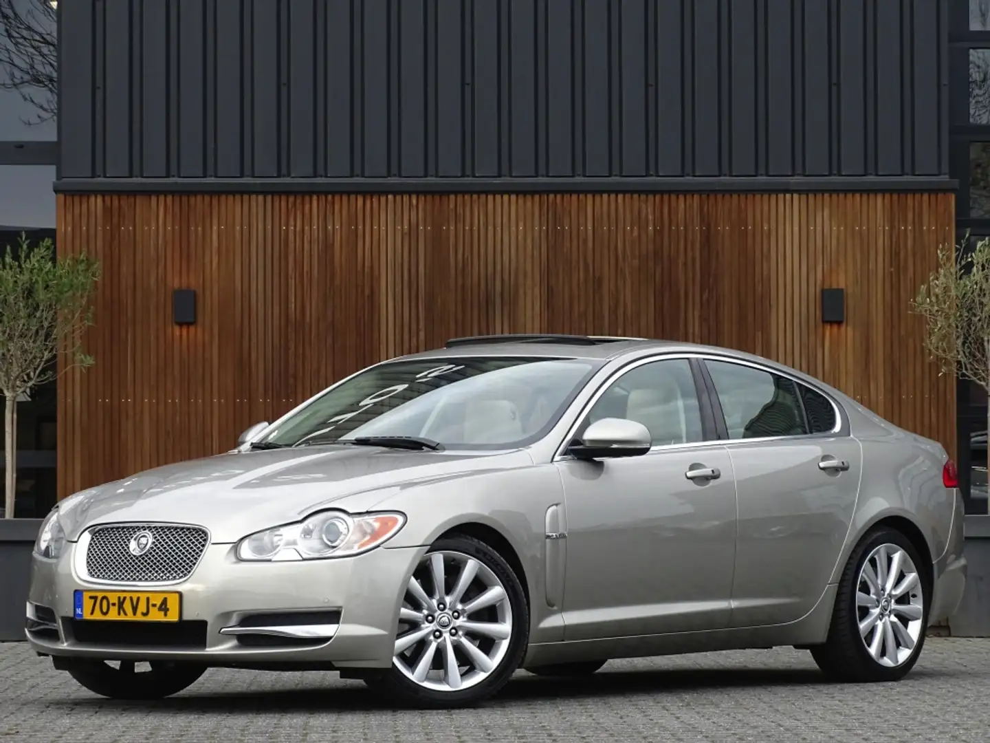 Jaguar XF 5.0 V8 385PK automaat / Portfolio / LED *NAP* Beige - 1