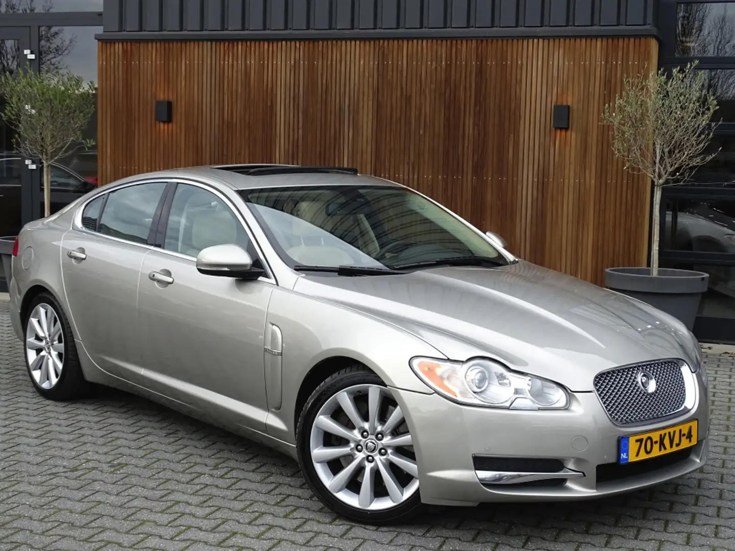 Jaguar XF 5.0 V8 385PK automaat / Portfolio / LED *NAP* Beige - 2
