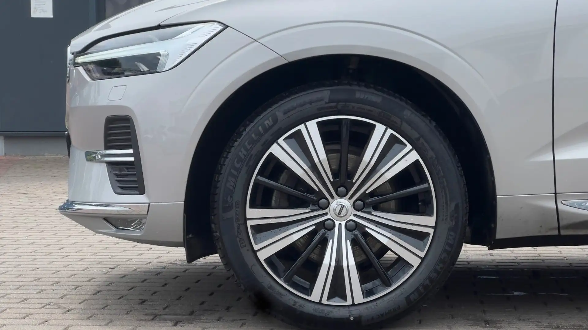 Volvo XC60 B5 D Ultimate Bright AWD*AHK*STHZG*Massage* Silber - 2