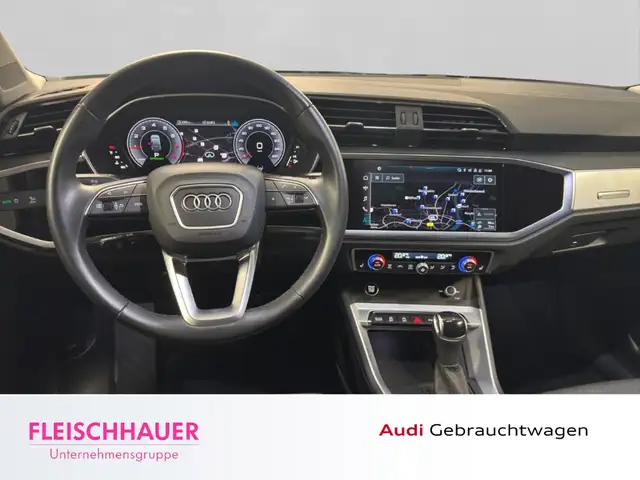 Audi Q3 view 15