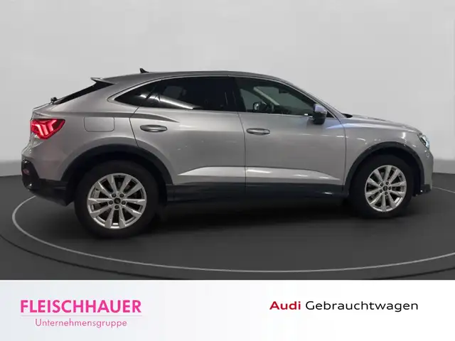 Audi Q3 view 8