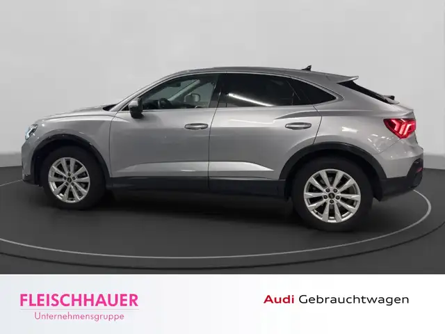 Audi Q3 view 3